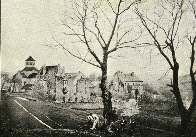 Vue de l'abbaye d'Aubazine avec, au premier plan, les ruines du château de l'abbé commendataire.