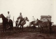 La gare, quelques tentes et des officiers militaires.