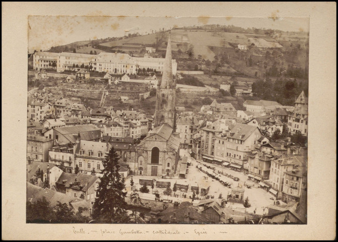 La place Gambetta, la cathédrale et le lycée Edmond-Perrier.