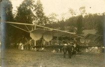 Un aéroplane au sol.