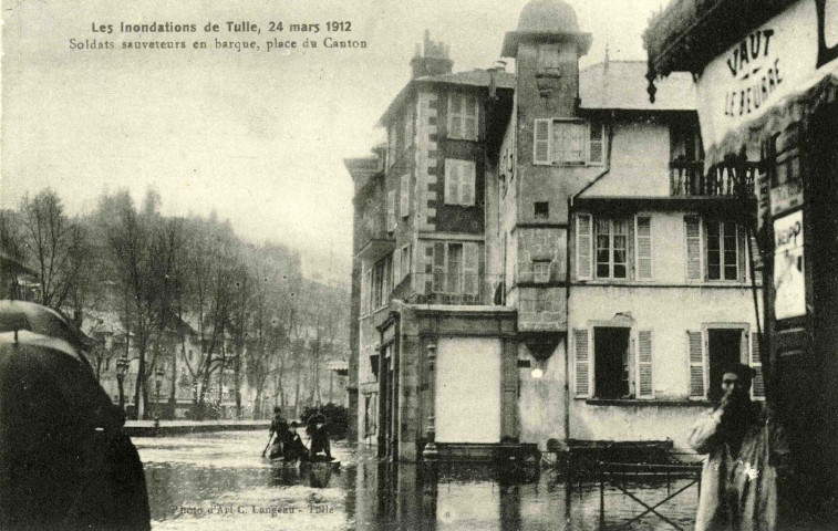 "Les inondations de Tulle, 24 mars 1912. Soldats sauveteurs en barque, place du Canton".