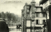 "Les inondations de Tulle, 24 mars 1912. Soldats sauveteurs en barque, place du Canton".