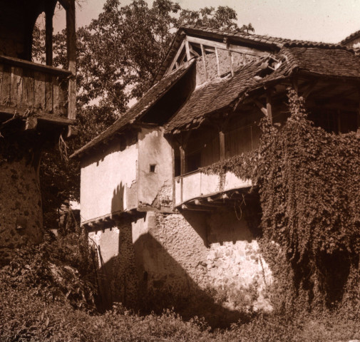 Maison traditionnelle et balcon.