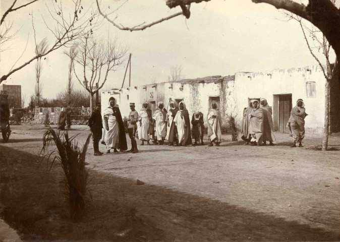 Le caïd et les officiers de garnison.