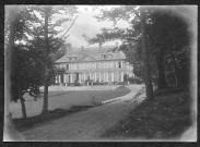 Vue du château de Saint-Priest-de-Gimel et de sa terrasse à l'italienne.