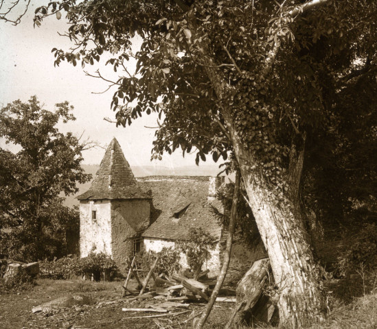 Ferme avec tour carrée.