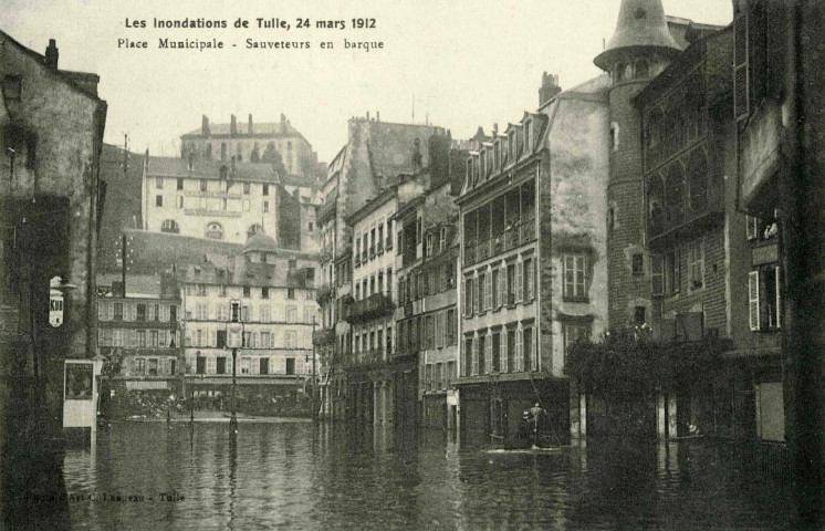 "Les inondations de Tulle, 24 mars 1912. Place Municipale - Sauveteurs en barque".