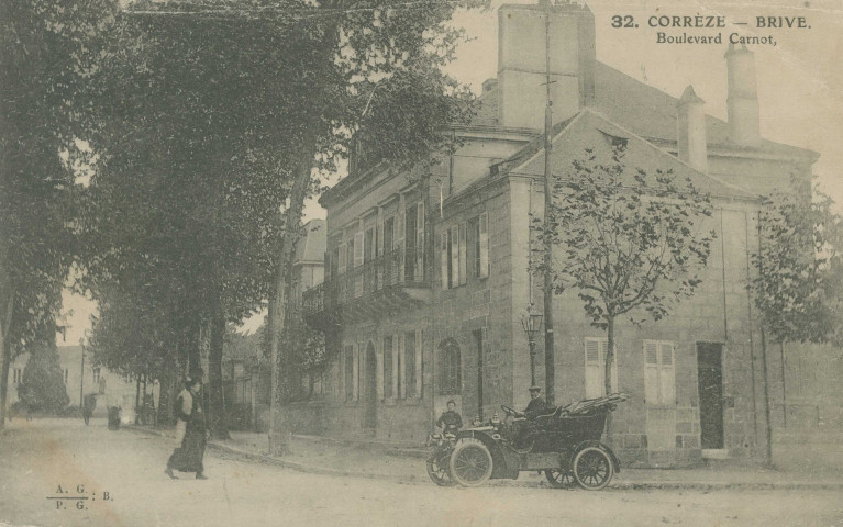 Brive-la-Gaillarde : "32. Corrèze - Brive. - Boulevard Carnot.". Actuel Bd du général Koenig, "Maison du Dr. Bosche", automobile Panhard et Levassor.