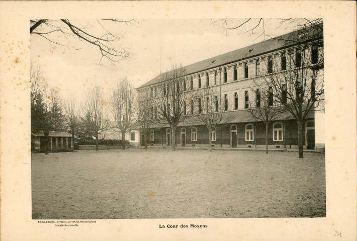 La cour des moyens.