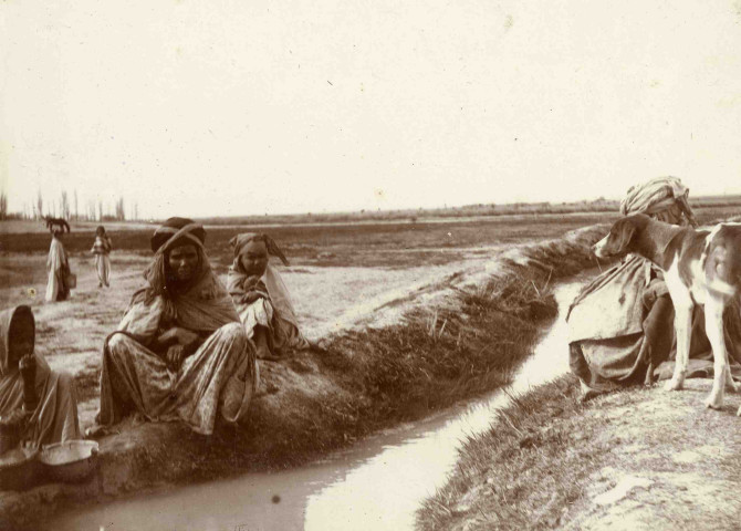 Femmes et enfants au bord du canal d'irrigation.