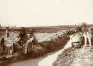 Femmes et enfants au bord du canal d'irrigation.
