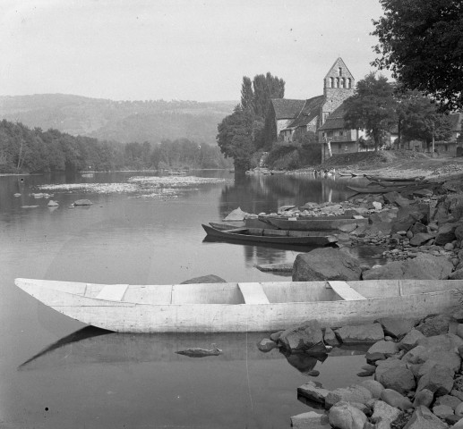 Chapelle et barques.