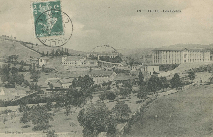 Tulle : "14 -Tulle - Les écoles". au premier plan, le Carmel.