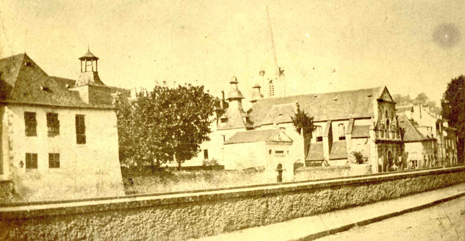 Anciens collège et église des jésuites.