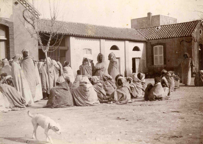 Groupe d'hommes attendant l'heure de la visite médicale.