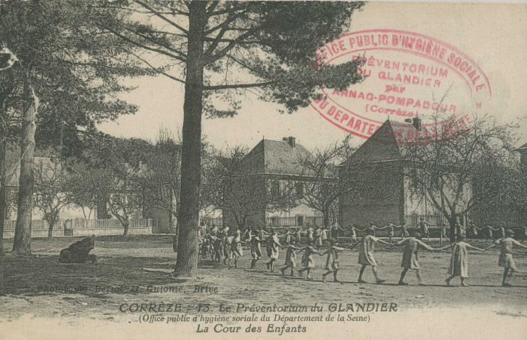 Beyssac : "Corrèze - 13 . Le Préventorium du Glandier (Office public d'hygiène sociale du Département de la Seine) - La cour des enfants".