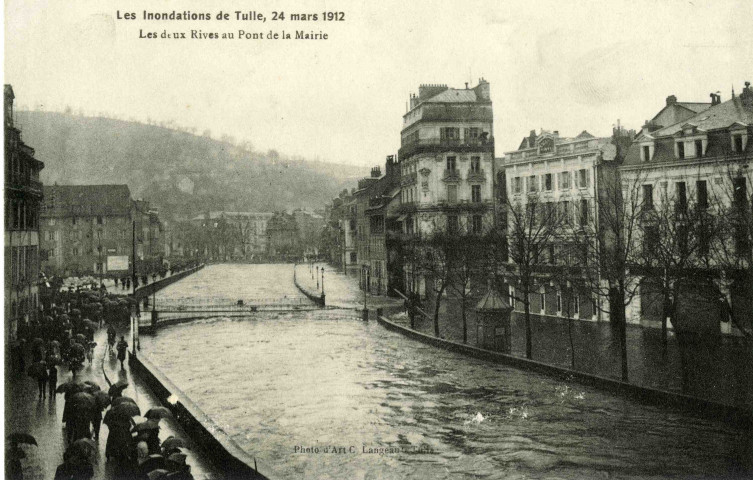 "Les inondations de Tulle, 24 mars 1912. Les deux rives au Pont de la Mairie".