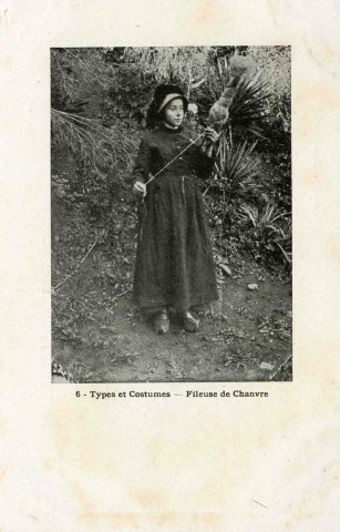"6 - Types et costumes - Fileuse de chanvre".