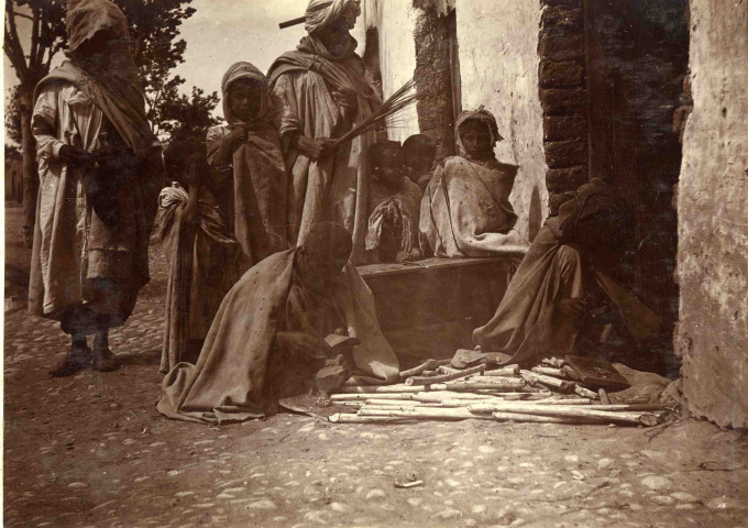 Deux hommes fabriquant des instruments à carder la laine.