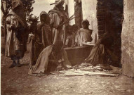 Deux hommes fabriquant des instruments à carder la laine.