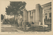 Tulle : "47 Tulle. - Le monument Jean Tavé (Ch. Yrondy, stat. - Arch.)". Ce monument, construit face au palais de justice a été inauguré en 1933. Il a ensuite été transféré à côté de l'Hôtel-des-Postes puis son portrait dans la cour de l'hôtel-de-ville en 1969.