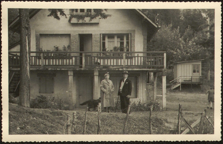 Henri Queuille et son épouse, Marguerite Gratadour de Sarrazin, devant l'ancienne scierie transformée en pavillon de vacances.