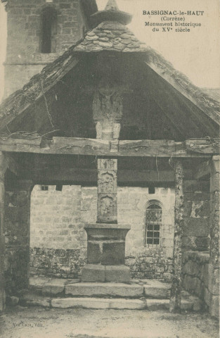 Bassignac-le-Haut : "Bassignac-le-Haut (Corrèze) - Monument historique du XVe siècle". Croix couverte de l'ancien cimetière, sur la place publique, en pierre, XVIe siècle, classée M.H. le 17.12.1923.