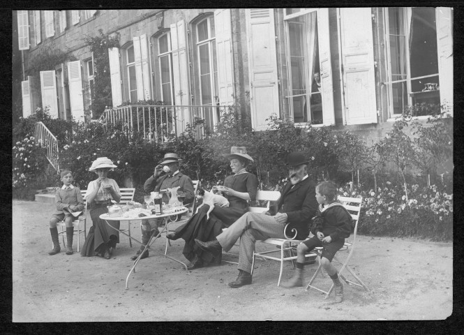 Bertrand de Valon et ses invités prennent le thé sur la terrasse du château.