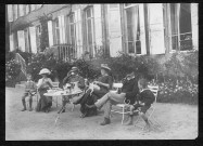 Bertrand de Valon et ses invités prennent le thé sur la terrasse du château.