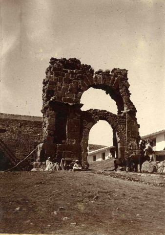Porte présentant une double arcade.