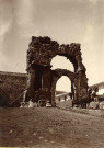 Porte présentant une double arcade.