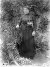 Portraits en pied : femmes au jardin.