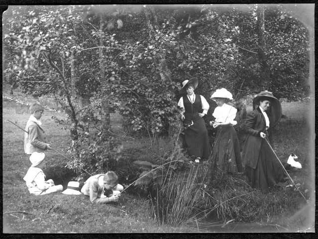 Partie de pêche dans un ruisseau.