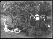 Partie de pêche dans un ruisseau.