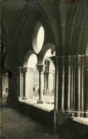 "Cloître de Tulle. - Arcade de la Galerie Ouest".