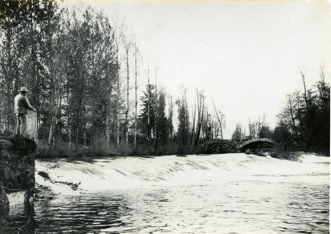 Garavet, digue sur la Vézère et pêcheur au filet.
