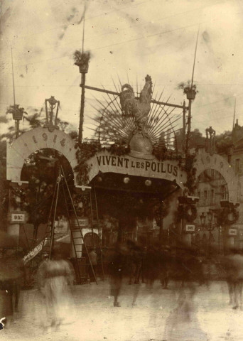 Arc de triomphe dressé à l'entrée du quai Baluze, à hauteur du pont Choisinet, à l'initiative du comité des fêtes du quartier.