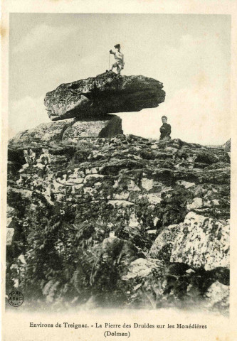"Environs de Treignac. - La Pierre des Druides sur les Monédières (Dolmen)".