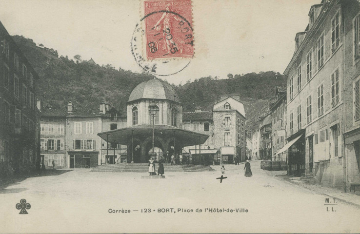 Bort-les-Orgues : "Corrèze - 123 - Bort, place de l'Hôtel-de-Ville". La petite fille sur la place, marquée d'une croix, est Genevière Lestang, née en 1904.