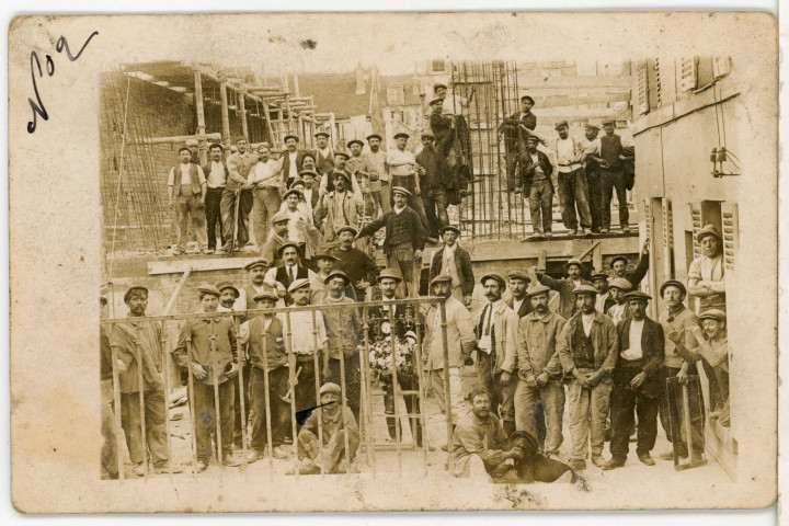 [Lieu inconnu] : ouvriers du bâtiment posant sur leur chantier.