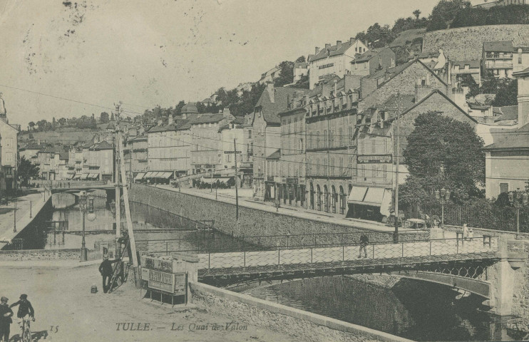 Tulle : "15 Tulle - Le quai de Valon". Passerelle du tribunal, séance d'affichage près de toilettes publiques.