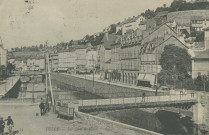 Tulle : "15 Tulle - Le quai de Valon". Passerelle du tribunal, séance d'affichage près de toilettes publiques.