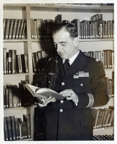 Dans une bibliothèque.