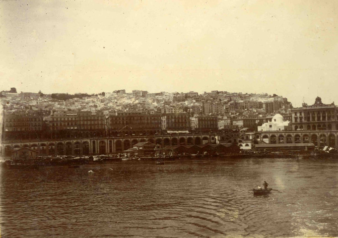 La jetée nord dominée par la Casbah.