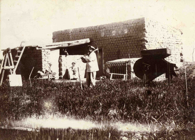 Travaux de maçonnerie effectués sur un gourbi.