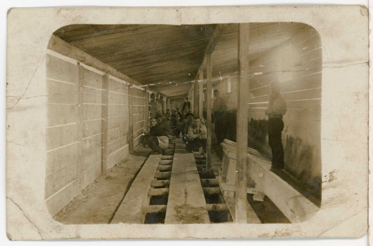 Camp de Würzburg : vue des latrines.