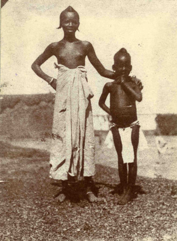 Portrait en pied d'une jeune fille et d'un enfant.