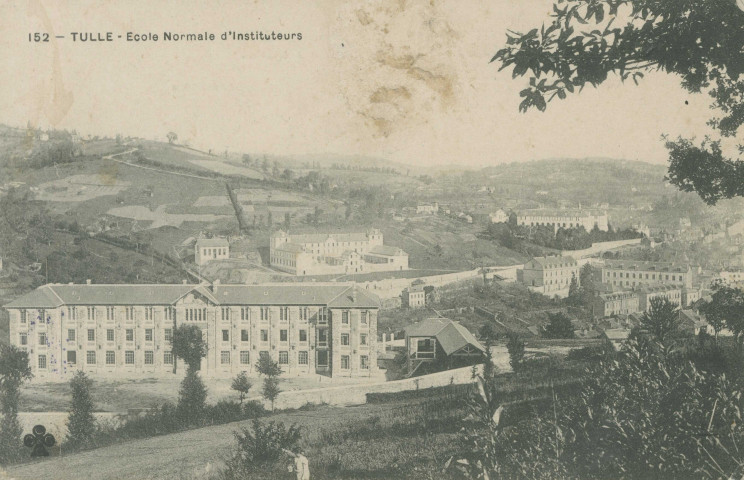 Tulle : "152 - Tulle - Ecole normale d'instituteurs". Vue sur la caserne des Récollets.