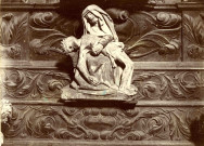 Vierge de pitié, en pierre.