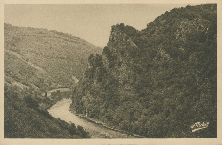 Corrèze, vallée de la Dordogne : "Gorges de la Dordogne - 44 Le Roc Sarlat (Haut. 95 m.) - Vue prise de la route de Bassignac-le-Haut".